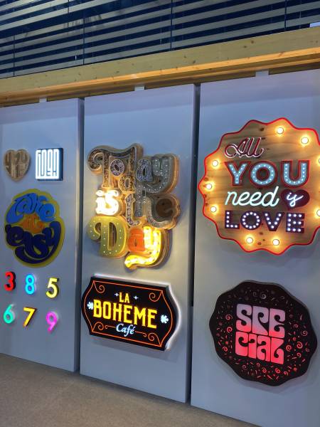 Personnalisez logo néon à Lyon